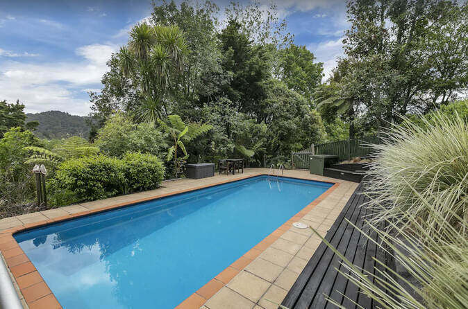 Chalet Rural Auckland Swimming Pool