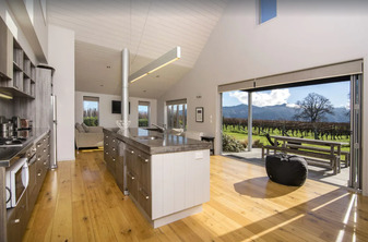 Luxury Home Set Amongst the Vines - Blenheim Vineyard Accommodation