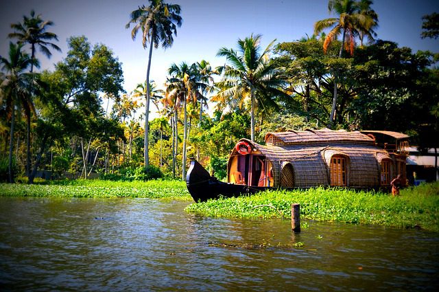 How to book a houseboat in Alleppey