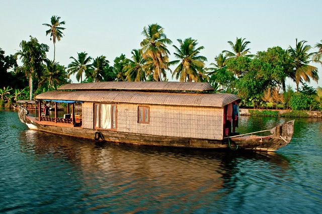 Kerala Houseboat Rental - cruising the Backwaters