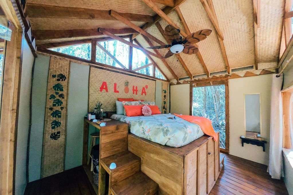 Eco-Friendly Tree House in Volcano Hawaii - Bedroom