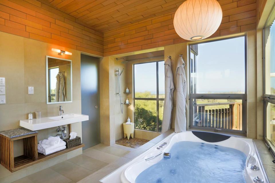 Hapuku Tree House Bathroom