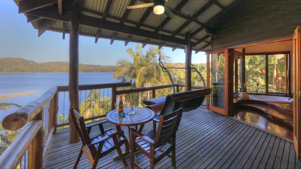 Secrets on the Lake - Queensland Treehouse Retreat