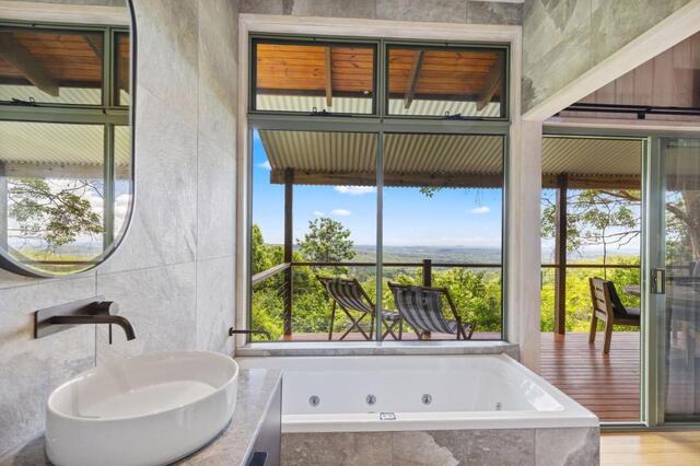 Treetops Seaview Montville Tub with a View