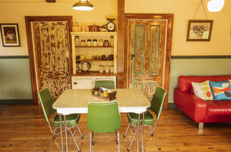 Pohutukawa Cottage Dining - Kaikoura Accommodation