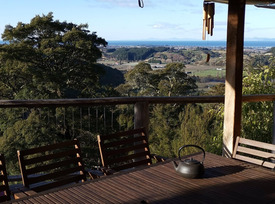 Unique eco home - treehouse retreat Deck