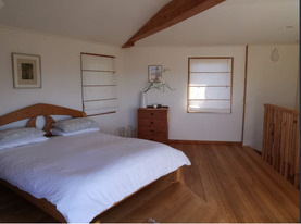 Unique eco home - treehouse retreat Upstairs Bedroom