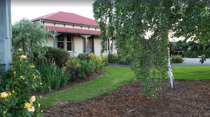 Todds Cottage Garden - Martinborough Vineyard Accommodation