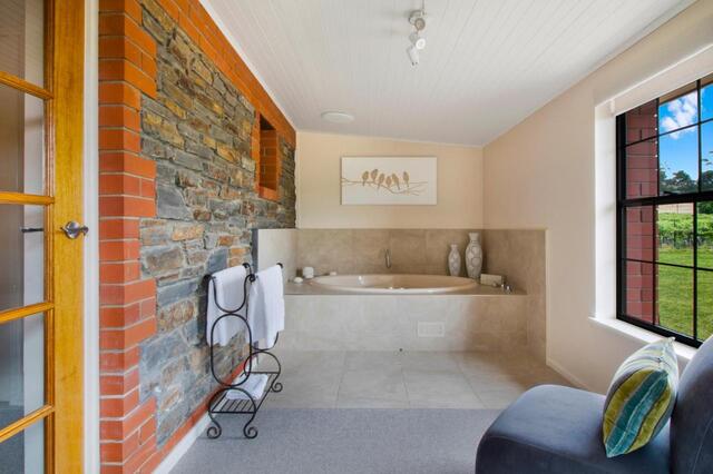 Stonewell Cottages and Vineyard Spa Bath